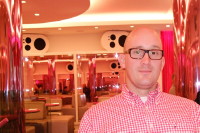 <strong>Hugo van de Graaf</strong> - Techniek en belichting<br /><p>De belichting en techniek van 'Tour de Toon' zijn in de betrouwbare handen van Hugo van de Graaf. Hij maakte het uitgekiende lichtplan en zet iedereen op het toneel in het zonnetje. Hugo is eigenaar/directeur van het bedrijf <a href="http://www.orangerental.nl" target="_blank">OrangeRental</a> in Amsterdam. Zijn grote passie is het maken van theater en het zo fraai mogelijk belichten van een voorstelling.</p>